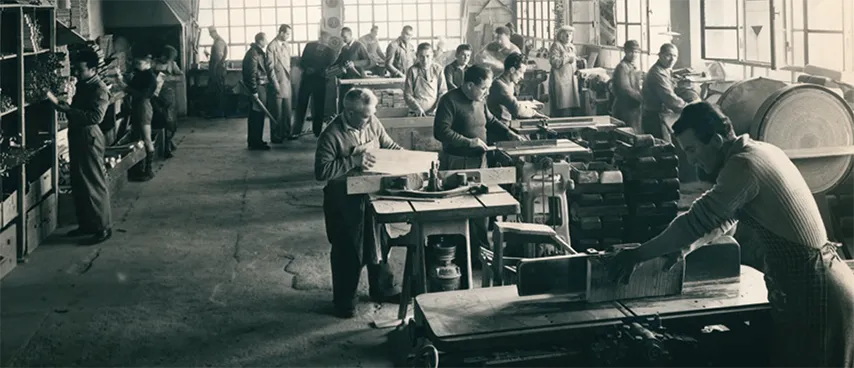 Historické foto z výrobní haly